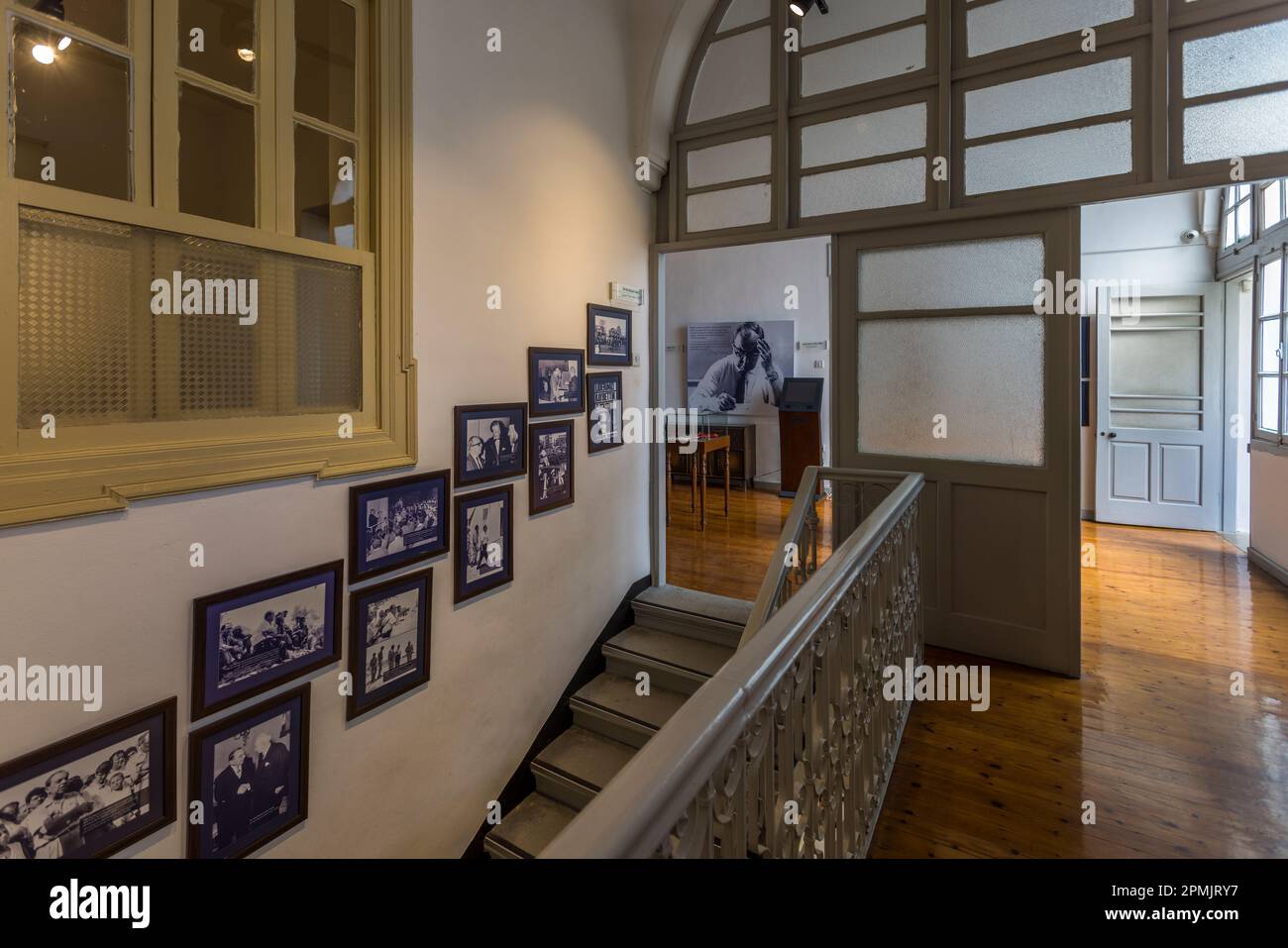 Treppe Dr. Fazil Kücük Museum in Nord-Nikosia. Fazil Kücük war von 1959 bis 1973 zyprischer türkischer Politiker und Vizepräsident der Republik Zypern. Das Haus im britischen Kolonialstil war seine Residenz und gleichzeitig die Praxis des Studienarztes. Lefkoşa Türk Belediyesi, Zypern Stockfoto