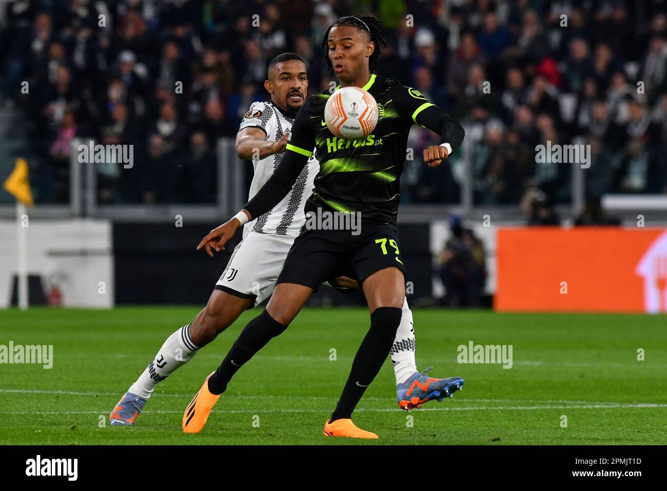 Turin, Italien. 13. April 2023. Danilo Luiz Da Silva vom FC Juventus und Youssef Chermiti von Sporting CP treten beim Fußballspiel der Europa League zwischen dem FC Juventus und dem FC Sporting CP im Juventus-Stadion in Torino (Italien) am 13. April 2023 um den Ball an. Foto Giuliano Marchisciano/Insidefoto Credit: Insidefoto di andrea staccioli/Alamy Live News Stockfoto