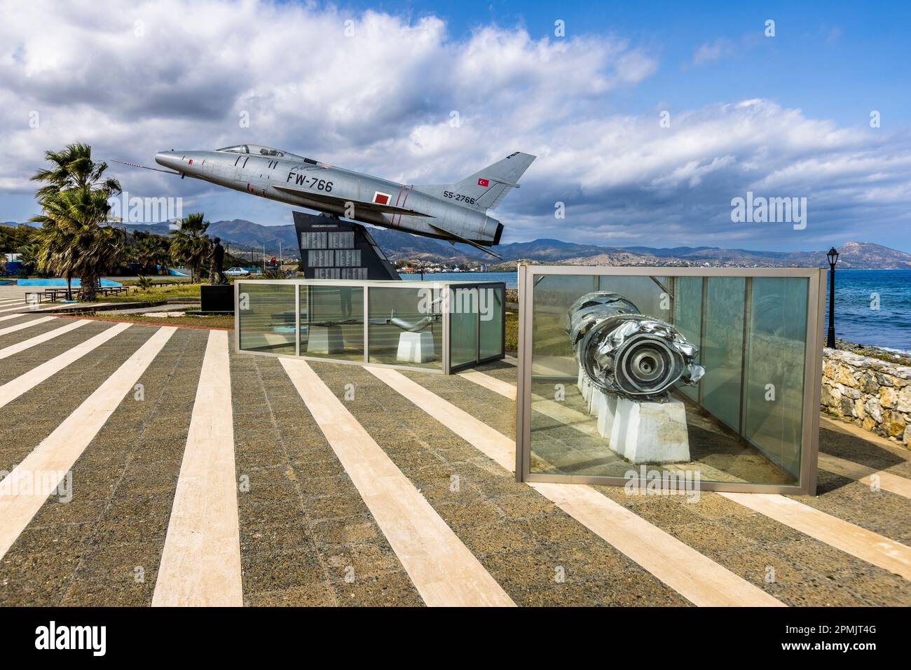 Denkmal des ehemaligen Piloten Cengiz Topel, der Napalm auf Zypern an der Seite der Türkei abwarf. Karavostasi, Zypern Stockfoto