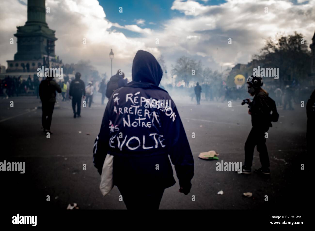 Gerard Cambon / Le Pictorium - 12. Protesttag gegen das Rentenrecht - 13/4/2023 - Frankreich / Paris / Paris - Kampf zwischen Polizisten und Demonstranten und massive Anwendung von Tränengas beim Protest gegen das Rentenrecht Stockfoto