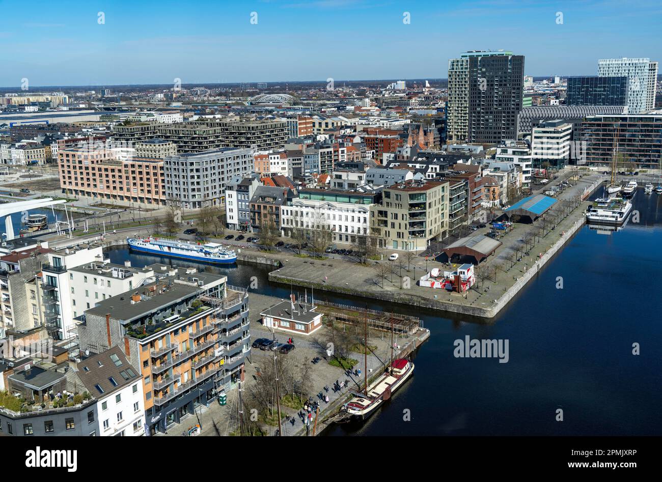 Hafenbecken, Hochhäuser, Wohnblöcke, Old Harbour District, Het Eilandje von Antwerpen, ehemals unansehnlicher, schäbiger Bezirk, jetzt Stockfoto