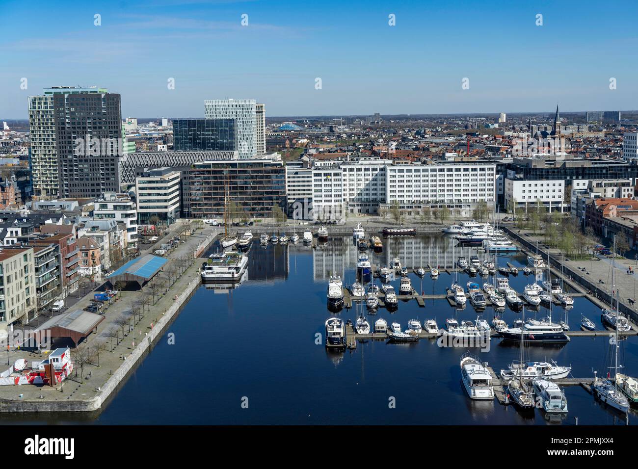 Willemdok, Jachthaven Hafenbecken in Antwerpen, Old Harbour District, Het Eilandje von Antwerpen, ehemals unansehnlicher, schäbiger Bezirk, jetzt modern, hip Stockfoto