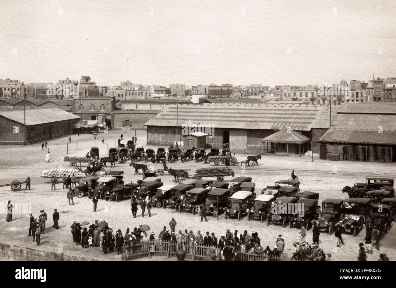Blick auf die Stadt einer libyschen Stadt (wahrscheinlich Tripolis) während der italienischen Kolonialbesetzung Anfang der dreißiger Jahre Stockfoto