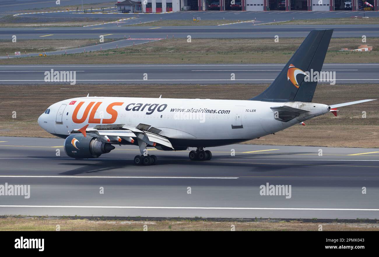 ISTANBUL, TURKIYE - 06. AUGUST 2022: ULS Airlines Cargo Airbus 310-308F (646) Landung zum Internationalen Flughafen Istanbul Stockfoto