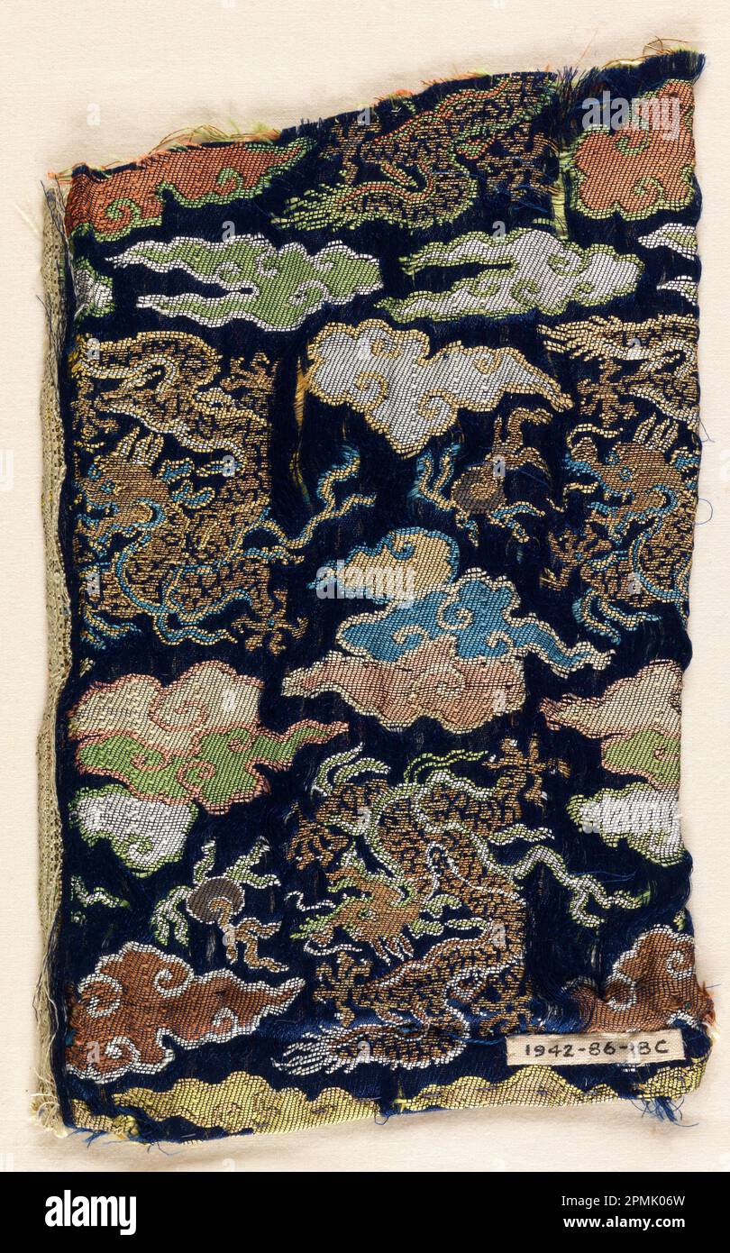 Textilfragment (Japan); Seide, Papier mit aufgebrachter Goldfolie; Kette x Schuss: 20,3 x 14 cm (8 Zoll X 5 1/2 Zoll) Stockfoto