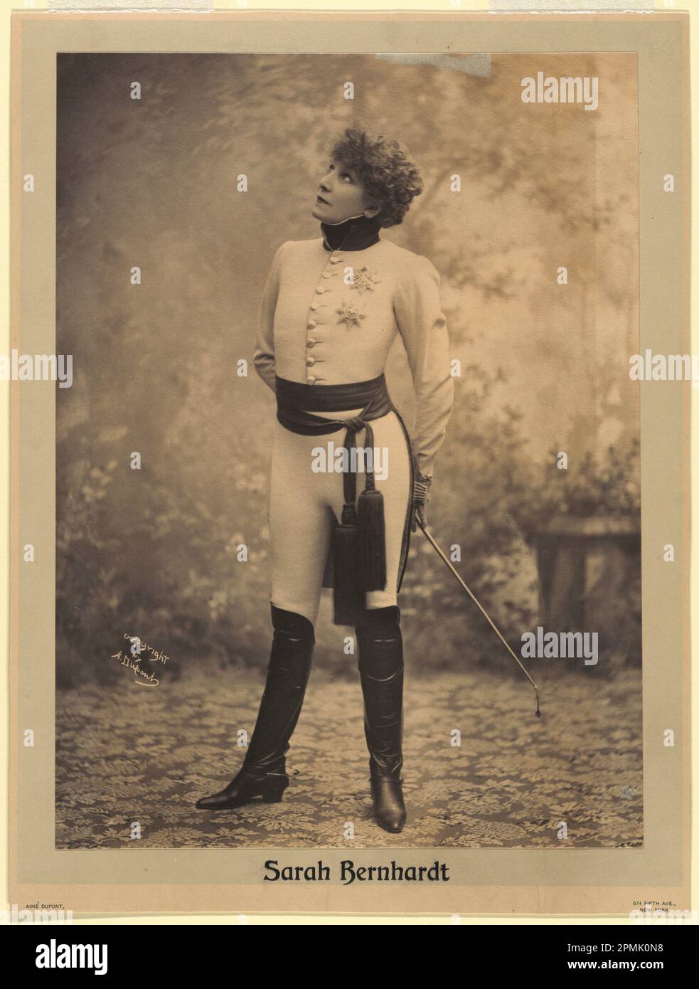 Foto: Sarah Bernhardt als Herzog von Reichstadt (späterer König von Rom); Aimé Dupont (1842 – 1900); Sitter: Sarah Bernhardt (1844 – 1923); USA; Platinauflage: Sensibilisiertes weißes gewebtes Papier, auf dickem weißem gewebtem Papier aufgelegt; 34,4 x 25,3 cm (13 9/16 x 9 15/16 Zoll) Stockfoto