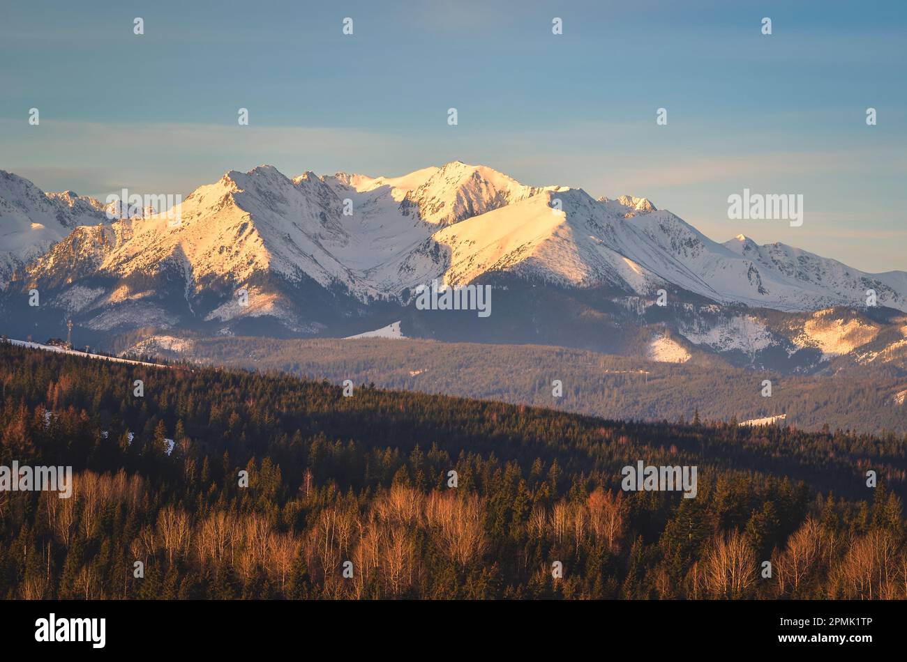 Bezauberndes Panorama der polnischen Tatra am Morgen. Blick auf die westliche Tatra vom Dorf Lapszanka, Polen. Stockfoto