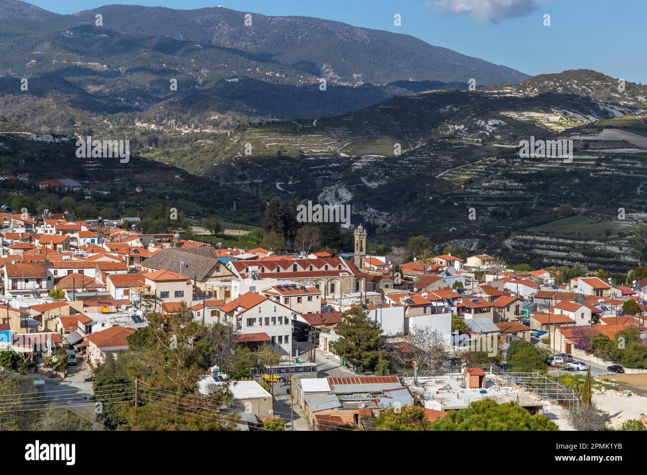 Bergdorf Pedhoulas im Marathasa-Tal etwa 65 km nordwestlich von Limassol in Zypern. Es liegt nördlich des Mount Olympos. Der Name stammt aus Marathos, dem alten Namen für den wilden Fenchel, der in Zypern weit verbreitet ist. Omodos, Zypern Stockfoto