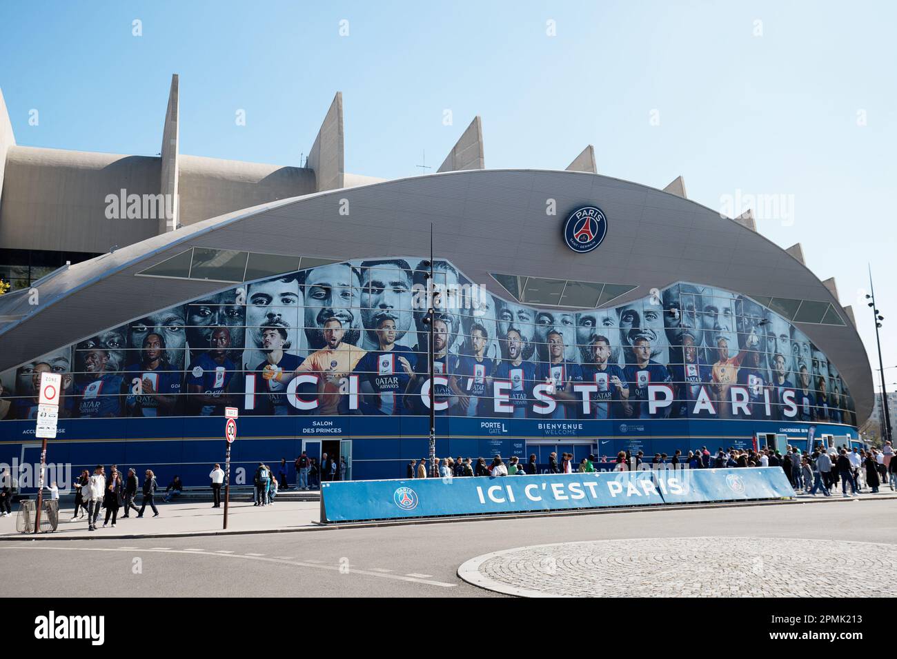 PARIS , FRANCE-Avril 08 , 2023 : das ganze PSG-Team am Haupteingang des Parc des Princes Stadions, dem Heimplatz der französischen Ligue 1 Fußball-Cl Stockfoto