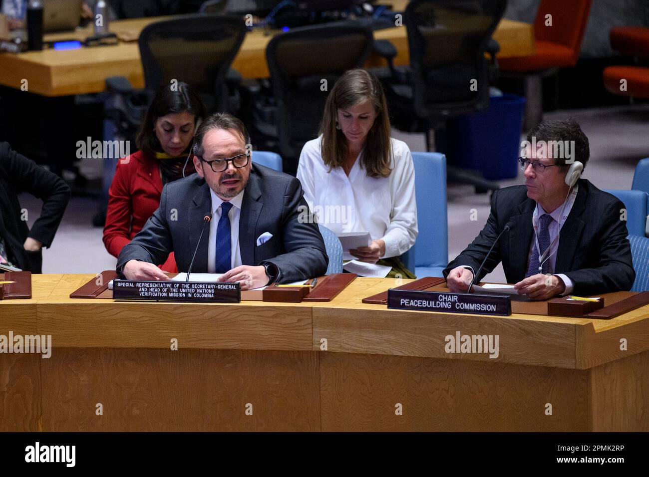 (230413) -- VEREINTE NATIONEN, 13. April 2023 (Xinhua) -- Carlos Ruiz Massieu (L, Front), Sonderbeauftragter des Generalsekretärs der Vereinten Nationen und Leiter der Verifikationsmission der Vereinten Nationen in Kolumbien, gibt am 13. April 2023 am Sitz der Vereinten Nationen in New York einen Bericht über eine Sitzung des Sicherheitsrats über Kolumbien. Der hochrangige UN-Gesandte für Kolumbien, Carlos Ruiz Massieu, rief am Donnerstag die bewaffneten Gruppen in Kolumbien auf, einen Dialog mit dem Ziel aufzunehmen und zu fördern, die Gewalt zu verringern und den Frieden im Land zu festigen. (Loey Felipe/UN Foto/Handout über Xinhua) Stockfoto