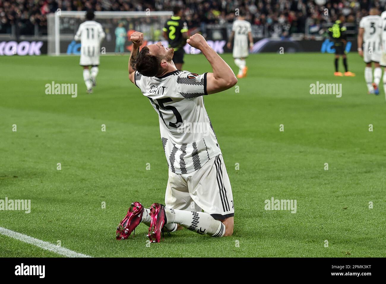 Turin, Italien. 13. April 2023. Federico Gatti vom FC Juventus feiert seine Feier, nachdem er beim Europa League-Fußballspiel zwischen dem FC Juventus und dem FC Sporting CP im Juventus-Stadion in Torino (Italien) am 13. April 2023 das Tor von 1-0 erzielt hat. Foto Giuliano Marchisciano/Insidefoto Credit: Insidefoto di andrea staccioli/Alamy Live News Stockfoto