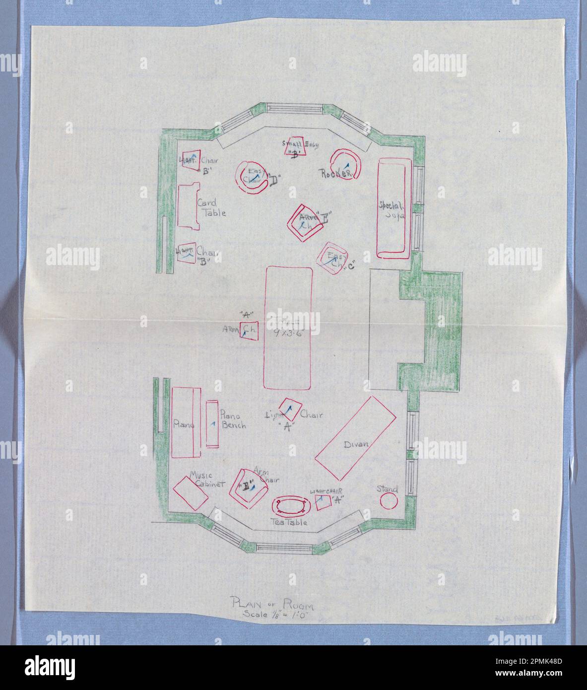 Zeichnung, Plan of Livingroom; entworfen von A.N. Davenport Co.; Stift und rote Tinte, grüner und blauer Farbstift, Graphit auf dünnem cremefarbenen Papier; 27,3 x 24,1 cm (10 3/4 x 9 1/2 Zoll) Stockfoto