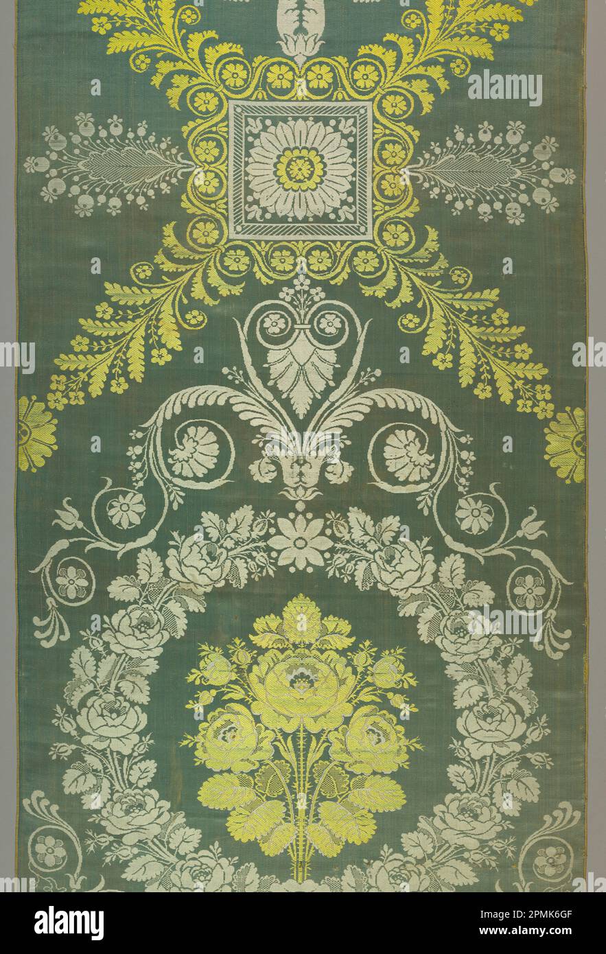 Textil (Frankreich); Seide; Kette x Schuss: 117,3 x 64,4 cm (46 3/16 x 25 3/8 Zoll); 1944-72-5 Stockfoto