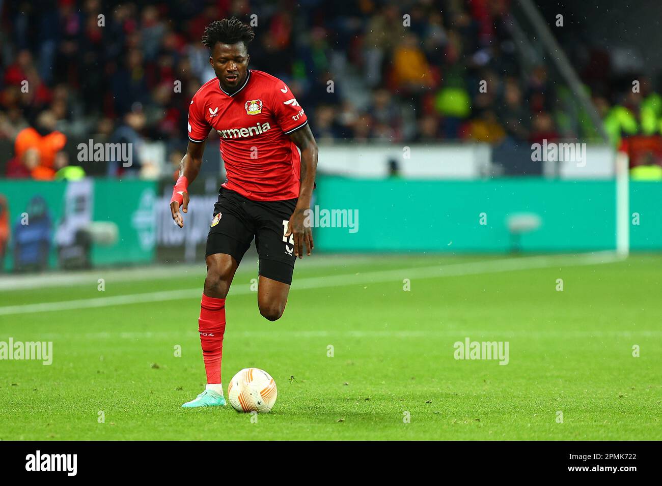 Edmond Tapsoba (Bayer 04 Leverkusen) am Ball, GER, Bayer 04 Leverkusen