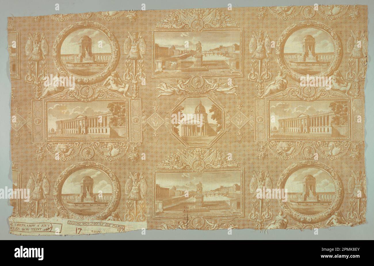 Chefkoch De Piece, Monuments de Paris; entworfen von Hippolyte Le Bas (1782–1867); graviert von Leisner (1787–1857); hergestellt von Oberkampf & Cie. (Frankreich); Frankreich; Baumwolle; Kette x Schuss: 84 x 132 cm (33 1/16 x 51 15/16 Zoll) Wiederholung H: 52 cm (20 1/2 Zoll) Stockfoto