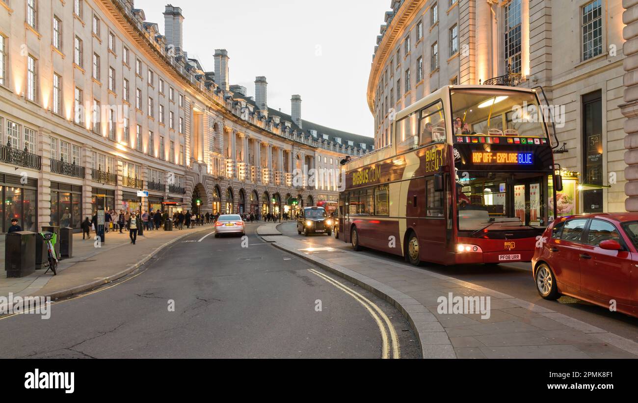 London, Großbritannien - 17. März 2023; London Big Bus Hop-on-Hop-off-Sightseeing-Bus mit offenem Oberdeck in der Regent Street am Abend Stockfoto