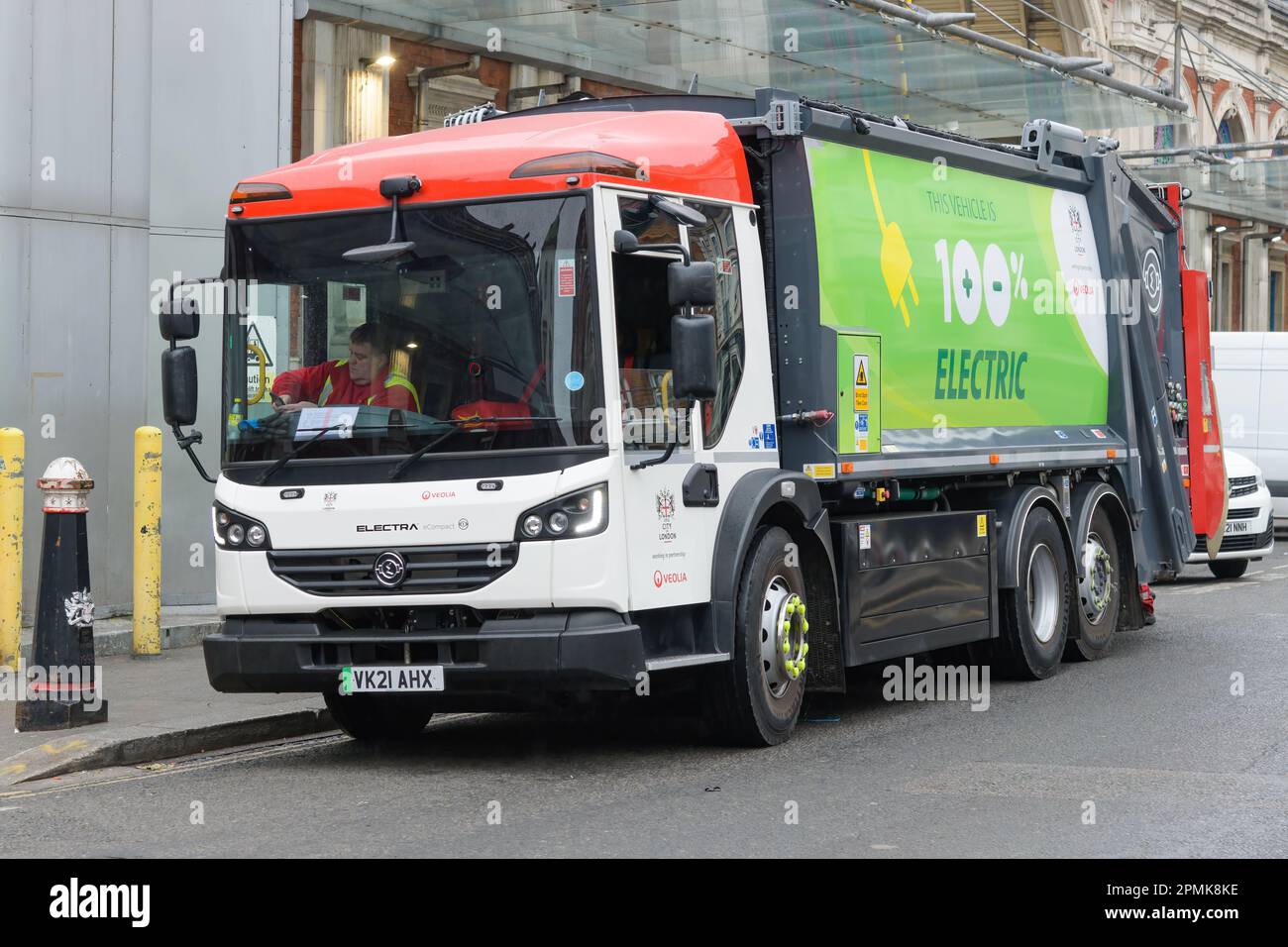 London, Großbritannien - 17. März 2023; Elektrisches Müllabfuhrfahrzeug der Stadt London, betrieben von Veolia Stockfoto