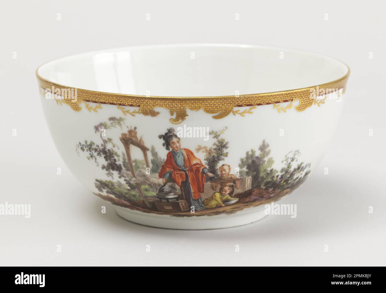 Slop Bowl mit Chinoiserie Vignettes Bowl; hergestellt von Royal Porcelain Manufactory, Berlin (Deutschland); Stil von Jacques-Gabriel Huquier (Französisch, 1730 - 1805), Francois Boucher (Französisch, 1703 - 1770); Deutschland; Hartpaste-Porzellan, glasiger Emaille, Gold Stockfoto