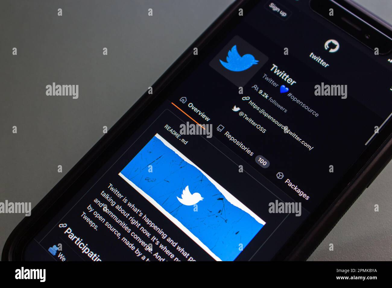 Vancouver, KANADA - April 7 2023 : Übersicht über Twitter's Open-Source-Codepage in Github auf einem iPhone. Stockfoto