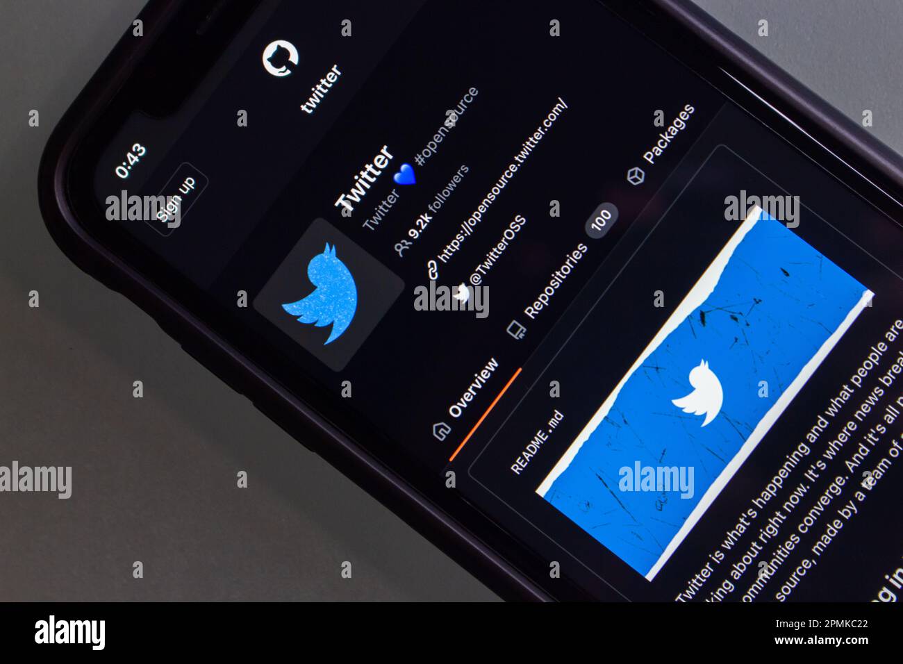 Vancouver, KANADA - April 7 2023 : Übersicht über Twitter's Open-Source-Codepage in Github auf einem iPhone. Stockfoto