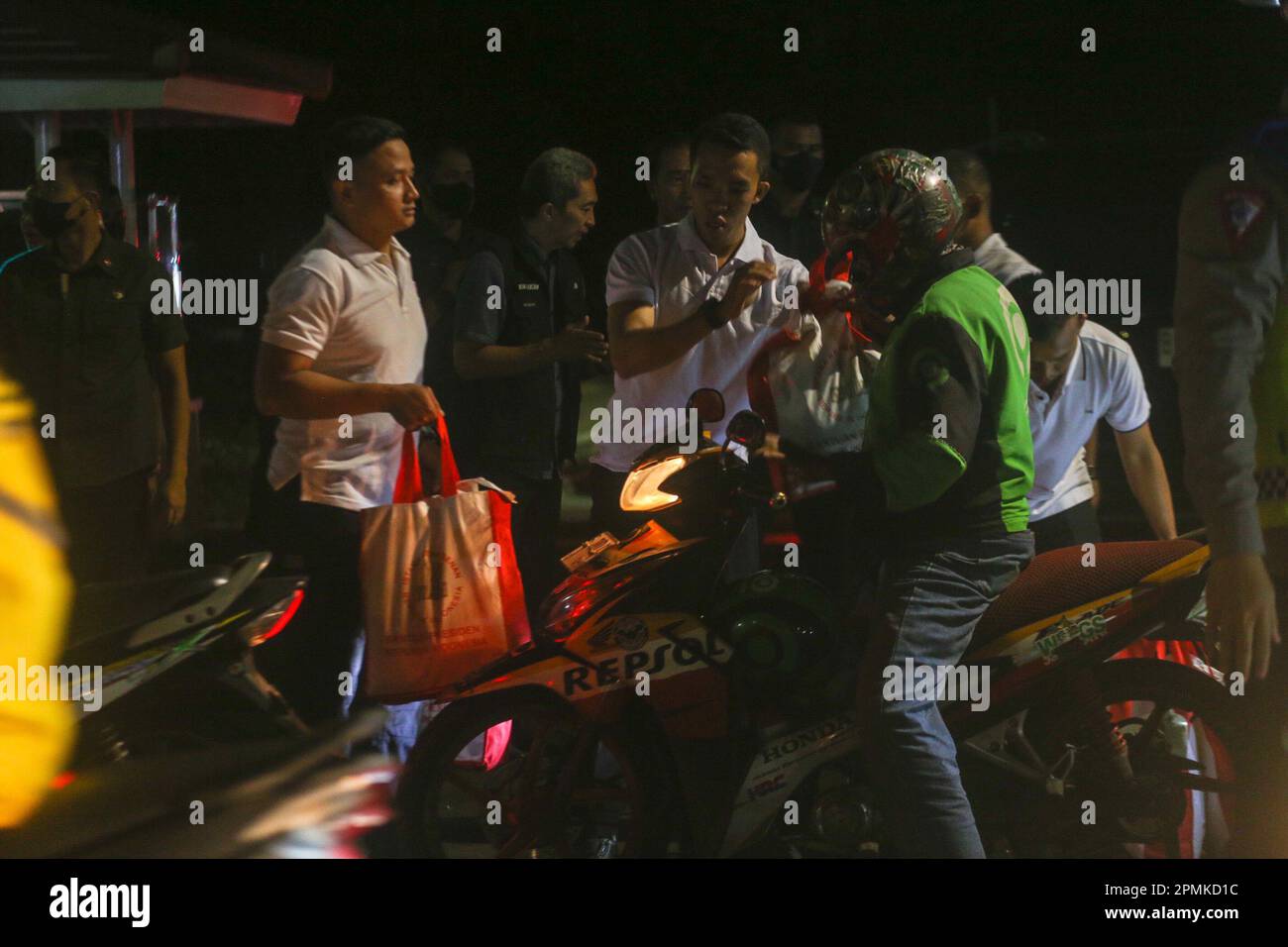 Bogor, Jawa Barat, Indonesien. 13. April 2023. Präsident Joko Widodo und seine Mitarbeiter verteilen grundlegende Nahrungsmittelhilfe an die Bewohner von Bogor, die vor dem Bogor-Palast vorbeifahren. Die von Präsident Joko Widodo heute erstellten Lebensmittelpakete belaufen sich auf insgesamt rund 1.700 für die breite Öffentlichkeit. (Kreditbild: © Fadli Akbar/Pacific Press via ZUMA Press Wire) NUR REDAKTIONELLE VERWENDUNG! Nicht für den kommerziellen GEBRAUCH! Stockfoto