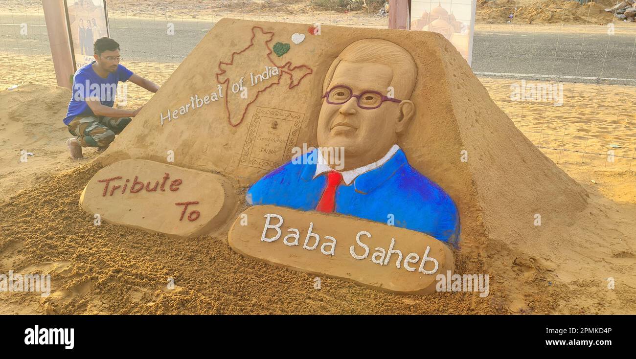 Pushkar, Rajasthan, Indien. 13. April 2023. Der indische Sandkünstler Ajay Rawat entwirft am Vorabend seines Geburtstages in Puschkar eine Sandskulptur von Babasaheb Bhimrao Ambedkar. Ambedkar Jayanti wird am 14. April gefeiert, um den Geburtstag von Dr. Bhimrao Ambedkar zu feiern, der auch als „Vater der indischen Verfassung“ in Erinnerung ist. Ambedkar war ein indischer Jurist, Ökonom, Politiker und Sozialreformer, der die buddhistische Bewegung Dalit inspirierte. (Kreditbild: © Sumit Saraswat/Pacific Press via ZUMA Press Wire) NUR REDAKTIONELLE VERWENDUNG! Nicht für den kommerziellen GEBRAUCH! Stockfoto