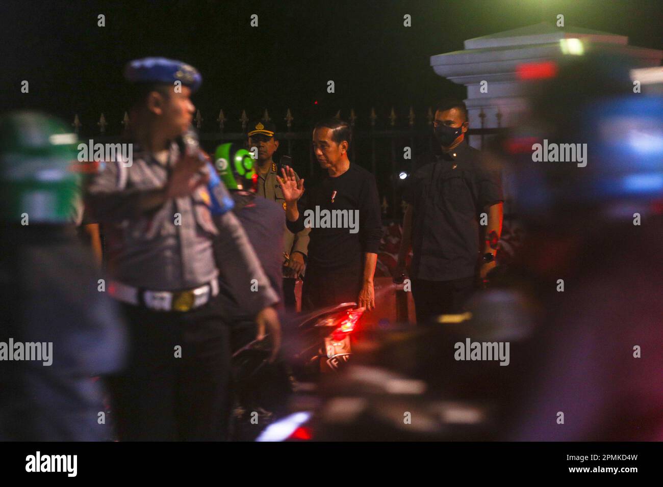 Bogor, Jawa Barat, Indonesien. 13. April 2023. Präsident Joko Widodo und seine Mitarbeiter verteilen grundlegende Nahrungsmittelhilfe an die Bewohner von Bogor, die vor dem Bogor-Palast vorbeifahren. Die von Präsident Joko Widodo heute erstellten Lebensmittelpakete belaufen sich auf insgesamt rund 1.700 für die breite Öffentlichkeit. (Kreditbild: © Fadli Akbar/Pacific Press via ZUMA Press Wire) NUR REDAKTIONELLE VERWENDUNG! Nicht für den kommerziellen GEBRAUCH! Stockfoto