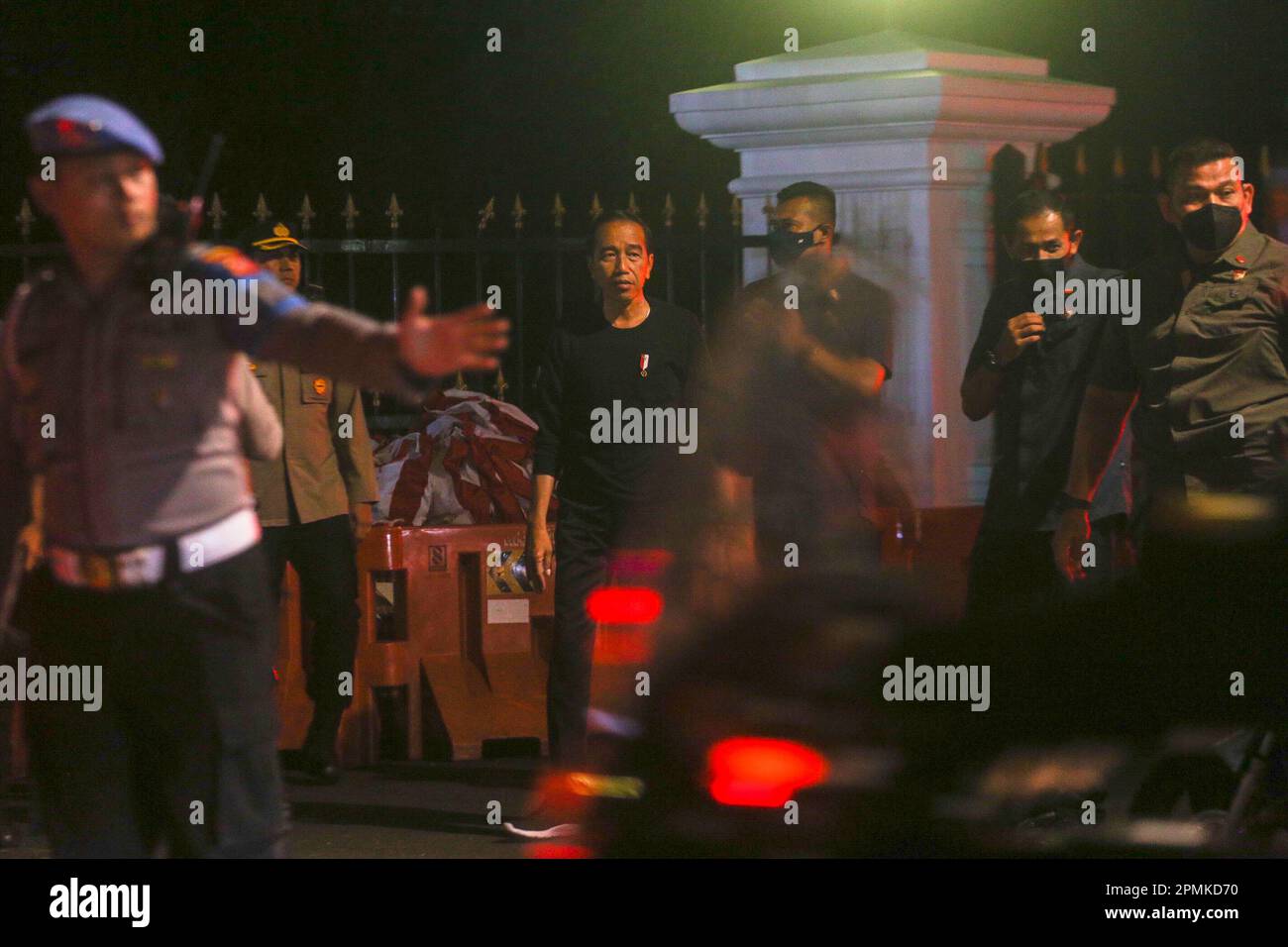 Bogor, Jawa Barat, Indonesien. 13. April 2023. Präsident Joko Widodo und seine Mitarbeiter verteilen grundlegende Nahrungsmittelhilfe an die Bewohner von Bogor, die vor dem Bogor-Palast vorbeifahren. Die von Präsident Joko Widodo heute erstellten Lebensmittelpakete belaufen sich auf insgesamt rund 1.700 für die breite Öffentlichkeit. (Kreditbild: © Fadli Akbar/Pacific Press via ZUMA Press Wire) NUR REDAKTIONELLE VERWENDUNG! Nicht für den kommerziellen GEBRAUCH! Stockfoto