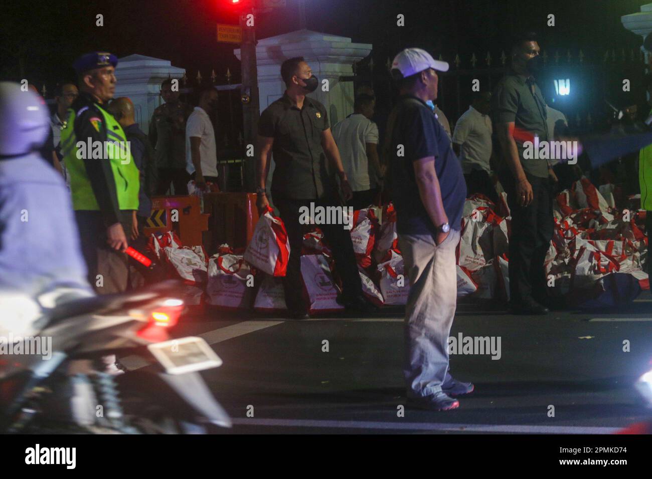 Bogor, Jawa Barat, Indonesien. 13. April 2023. Präsident Joko Widodo und seine Mitarbeiter verteilen grundlegende Nahrungsmittelhilfe an die Bewohner von Bogor, die vor dem Bogor-Palast vorbeifahren. Die von Präsident Joko Widodo heute erstellten Lebensmittelpakete belaufen sich auf insgesamt rund 1.700 für die breite Öffentlichkeit. (Kreditbild: © Fadli Akbar/Pacific Press via ZUMA Press Wire) NUR REDAKTIONELLE VERWENDUNG! Nicht für den kommerziellen GEBRAUCH! Stockfoto