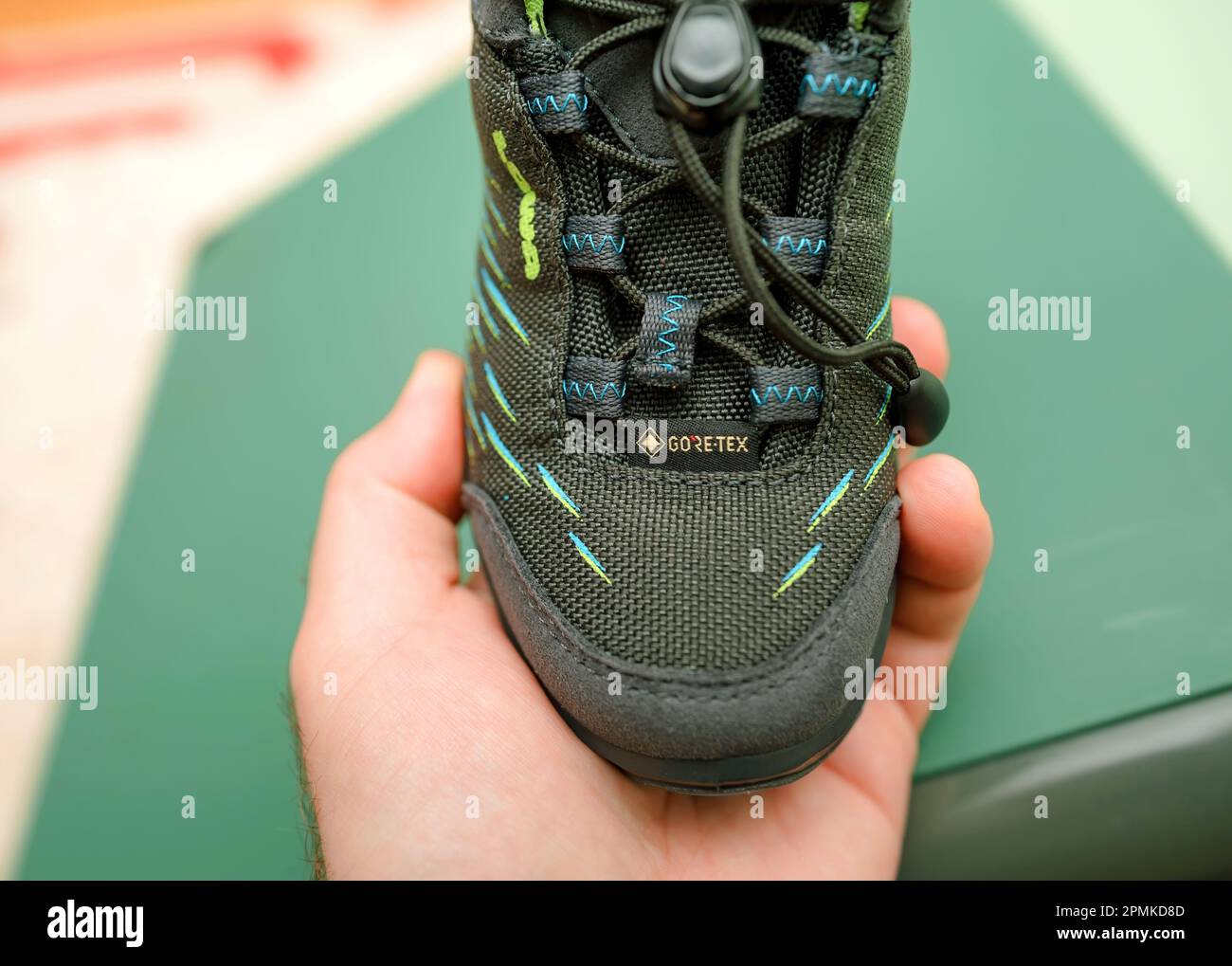 Frankfurt, Deutschland - 12. März 2023: POV männliche Hand hält neue  Gore-Tex Babyschuhe hochwertige deutsche lowa Schuhe für einzigartige  Outdoor-Erlebnisse Stockfotografie - Alamy