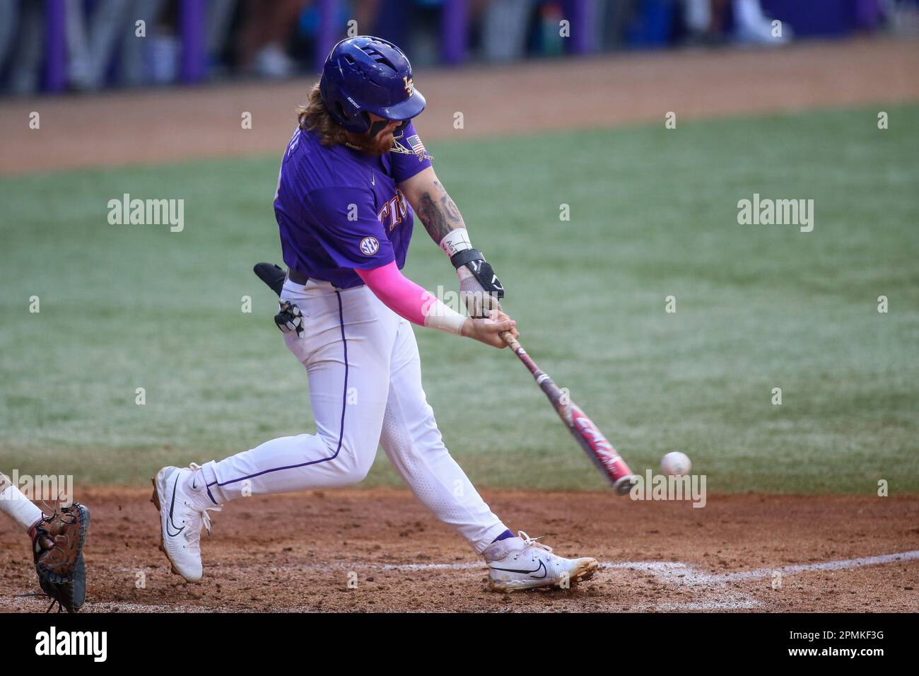 Baton Rouge, LA, USA. 13. April 2023. Tommy White von LSU (47) versucht, einen Base Hit bei NCAA Baseball-Action zwischen den Kentucky Wildcats und den LSU Tigers im Alex Box Stadium, Skip Bertman Field in Baton Rouge, LA, zu erreichen. Jonathan Mailhes/CSM/Alamy Live News Stockfoto