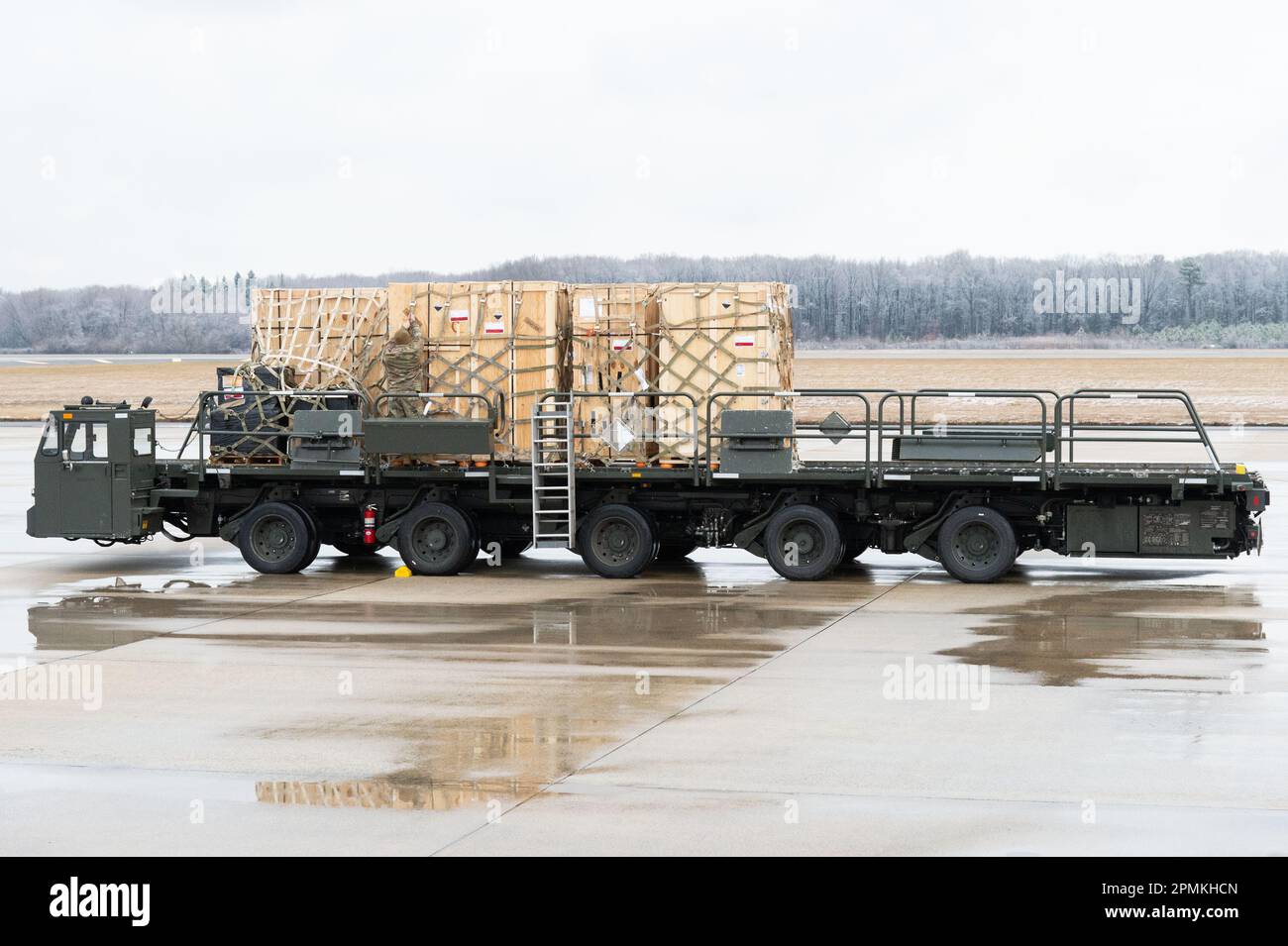 Am 1. Februar 2023 in Dover Air Force Base, Delaware, befindet sich ein Lader mit einer palettierten Vorwärts-Operationsbasis auf der Fluglinie. Die FOB-Ausrüstung wird zur Unterstützung der USA verwendet Navy MQ-4C Triton Orbit 1 Operationen bei Andersen AFB, Guam. Der MQ-4C ist ein unbemanntes Luftfahrzeug, das von den USA betrieben wird Marine für Seepatrouille zur Unterstützung von Aufklärungs-, Überwachungs- und Aufklärungseinsätzen. (USA Air Force Foto von Roland Balik) Stockfoto