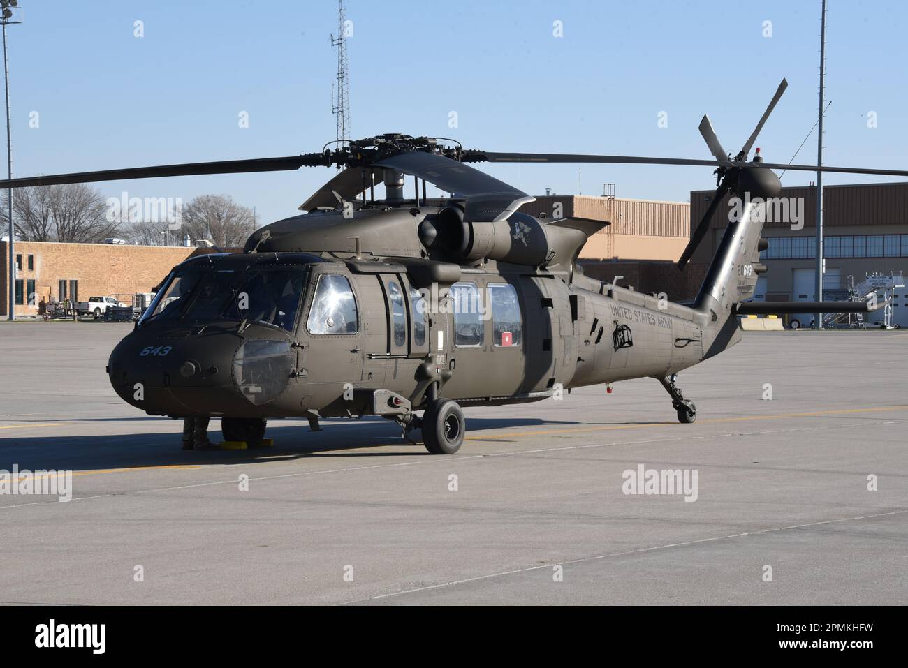 EIN US-AMERIKANISCHER Army UH-60 Black Hawk, die der Lufthilfefegelände der Iowa Army National Guard von Boone, Iowa, zugewiesen wurde, befindet sich am 13. April 2023 auf der Rampe des 185. Air National Guard Wing in Sioux City, Iowa. USA Air National Guard Foto Senior Master Sgt. Vincent De Groot Stockfoto