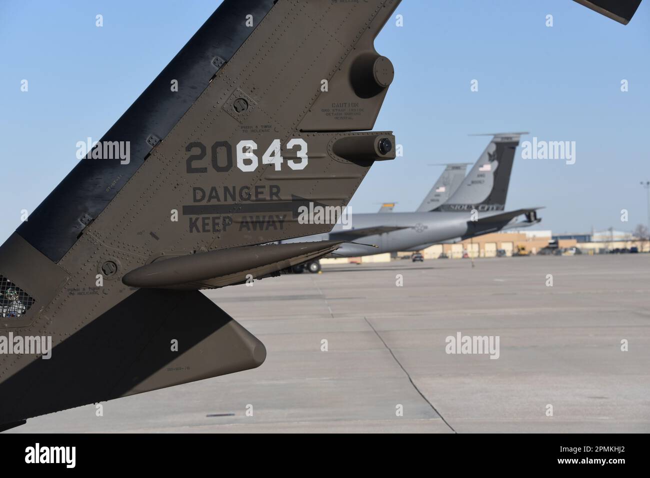 EIN US-AMERIKANISCHER Army UH-60 Black Hawk, der in der Iowa Army National Guard's Army Aviation Support Facility von Boone, Iowa, stationiert ist, befindet sich auf der Rampe mit den USA Air Force KC-135 Statotanker am 13. April 2023 im 185. Air Tanken Flügel der Air National Guard in Sioux City, Iowa. USA Air National Guard Foto Senior Master Sgt. Vincent De Groot Stockfoto