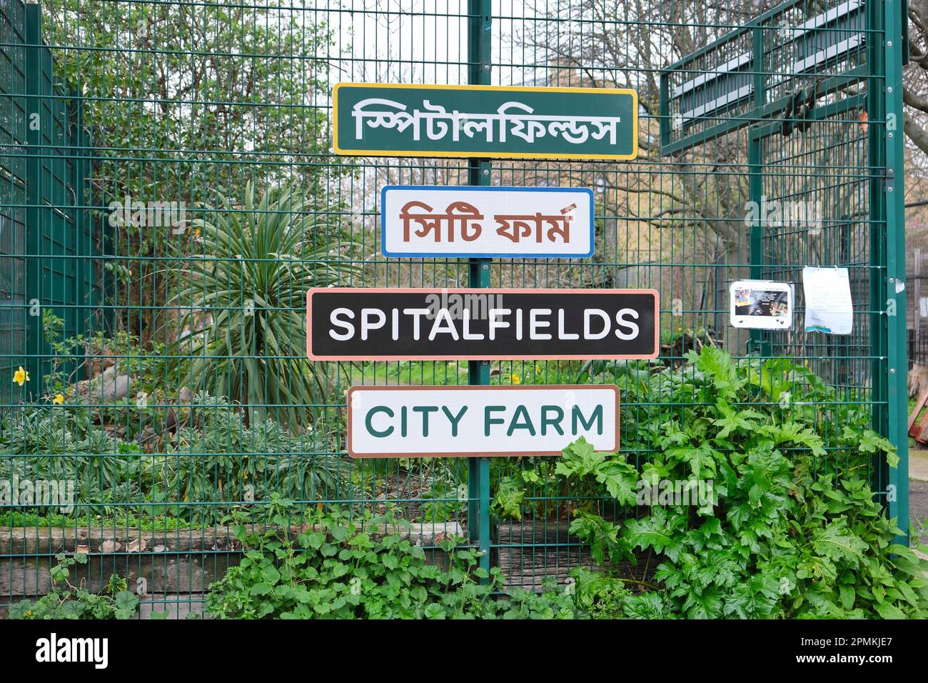 Ein Schild am Eingang der Spitalfields City Farm auf Englisch und Bengali, das Herz der Londoner bengalischen Gemeinde. Stockfoto