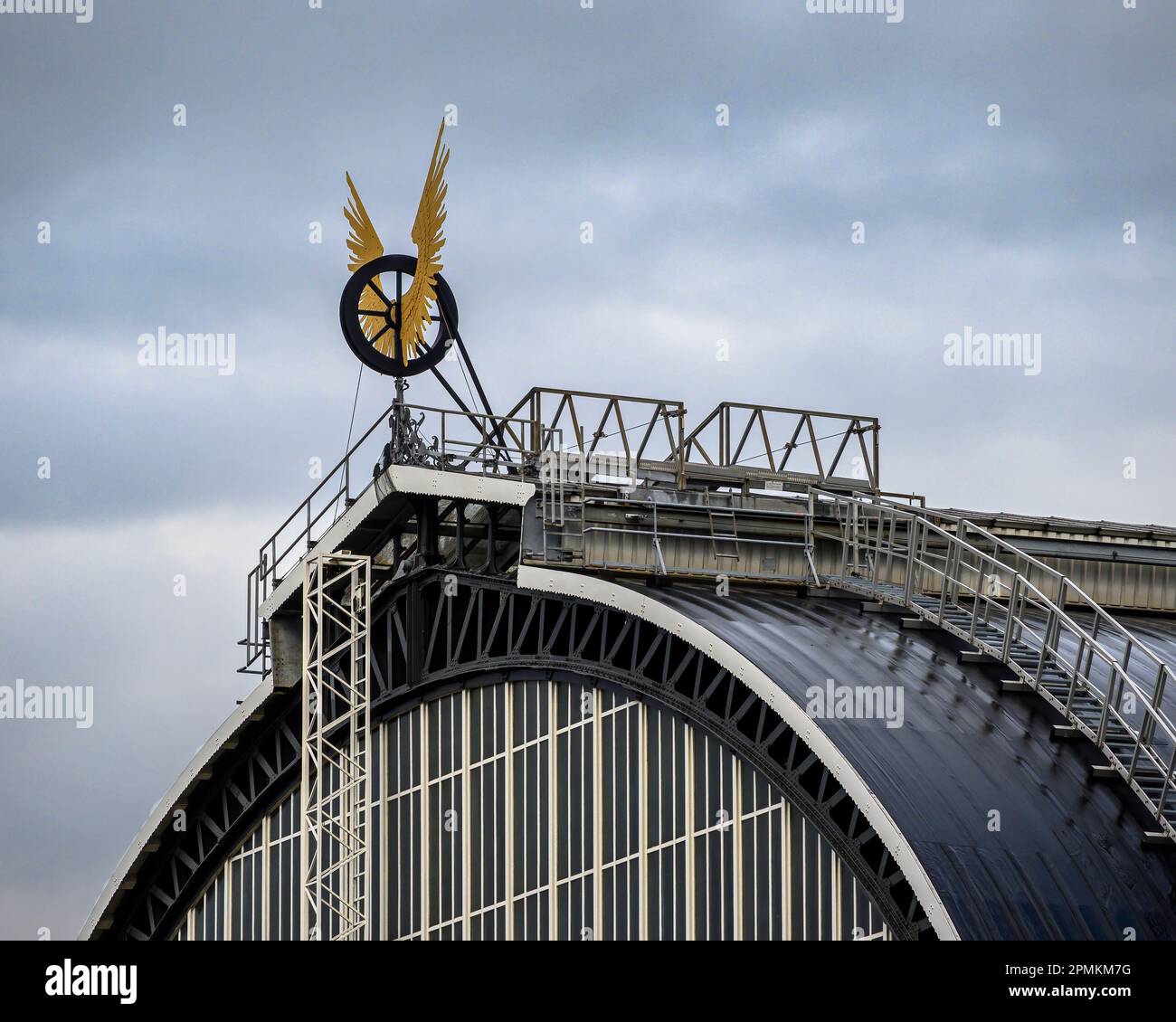 Eine Metallskulptur auf dem Bahnschuppen am Amsterdamer Hauptbahnhof Stockfoto