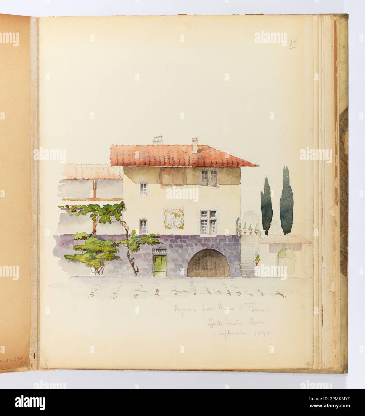 Album Page, Elevation of House, Thônes, Haute-Savoie; Whitney Warren Jr. (Amerikanisch, 1864–1943); Frankreich; Pinsel und Aquarell, Graphit auf strukturiertem, cremefarbenem gewebtem Papier, das mit Stoff gebunden ist; 31,8 x 24,7 cm (12 1/2 x 9 3/4 Zoll), unregelmäßig Stockfoto