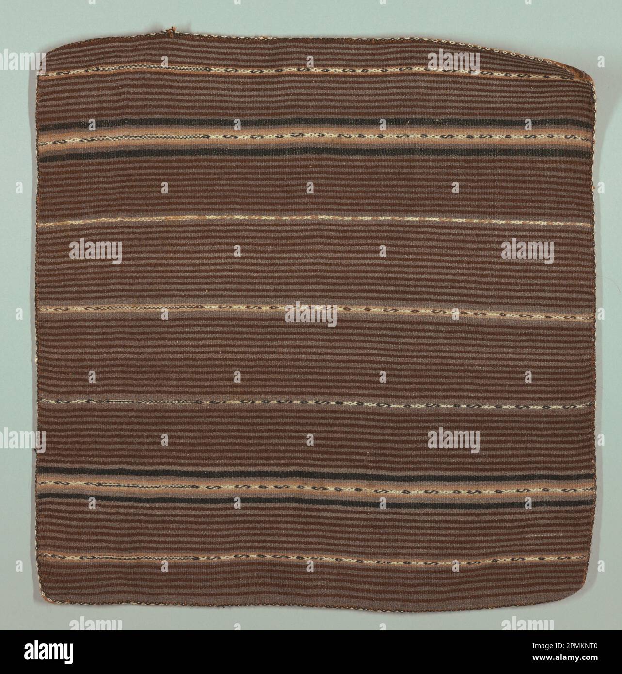 Textil (Bolivien); Wolle; Krümmung x Schuss: 62 x 61 cm (24 7/16 x 24 Zoll); 1955-157-6 Stockfoto