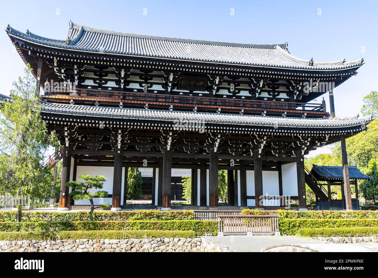 Kyoto Japan, April 2023, großer Zen-Tempel, Tofuku-Ji buddhistischer Tempel und San-mon-Tor ab 1425, Kyoto Frühlingssaison, Japan, Asien Stockfoto