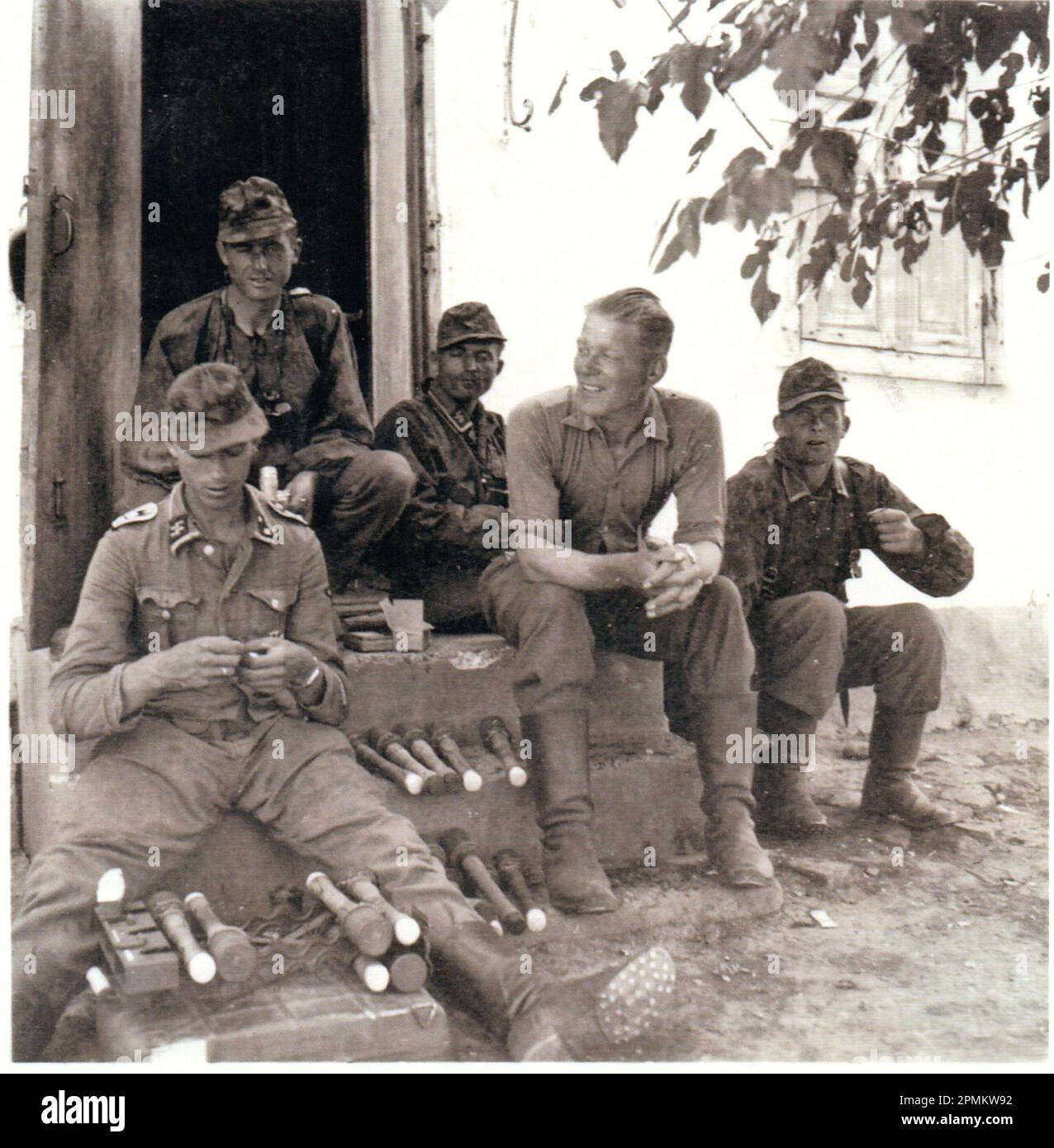 B&W-Foto aus dem 2. Weltkrieg Deutsche Soldaten aus der Wiking SS Division pürieren ihre Granaten vor einem Angriff im südlichen Sektor Russlands im Jahr 1942 Stockfoto