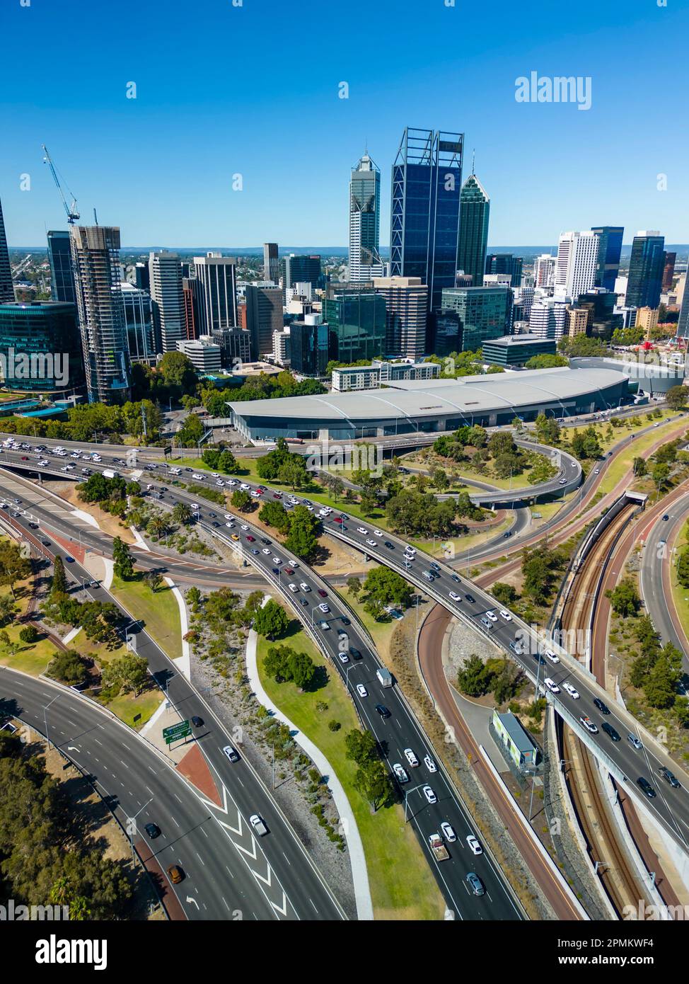 Höhenaufnahme von Perth City und Autobahnverkehr in Australien Stockfoto