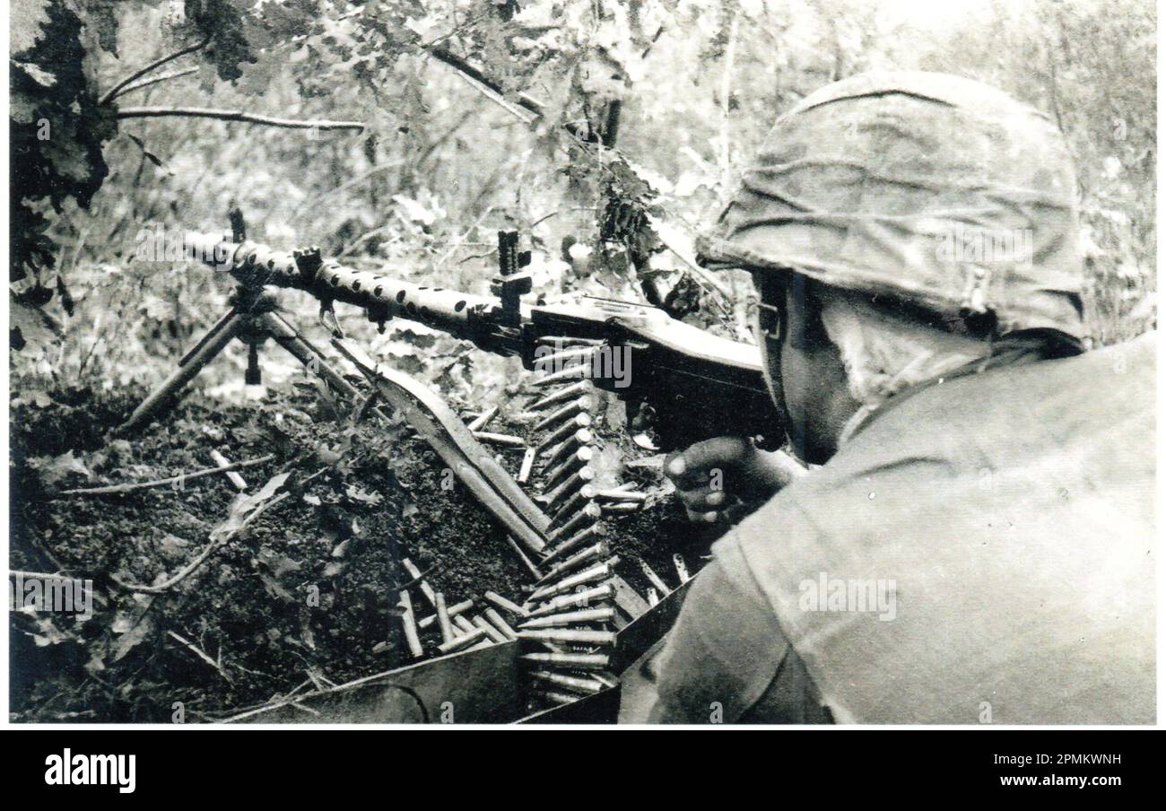 World war Two B&W Foto Ein deutscher Maschinenschütze feuert auf den südlichen Sektor der russischen Front bei Kerch. Der Mann ist von der SS Wiking Division... Stockfoto