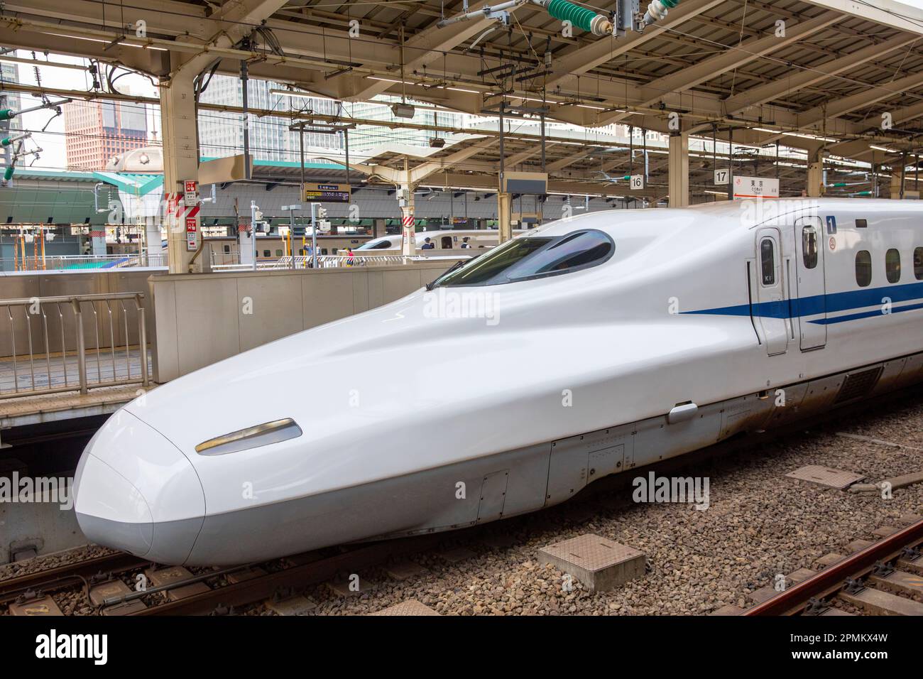 Japanischer Hochgeschwindigkeitszug Shinkansen Front of Train am Bahnhof Tokio, Japan, Asien 2023 öffentliche Verkehrsmittel Stockfoto