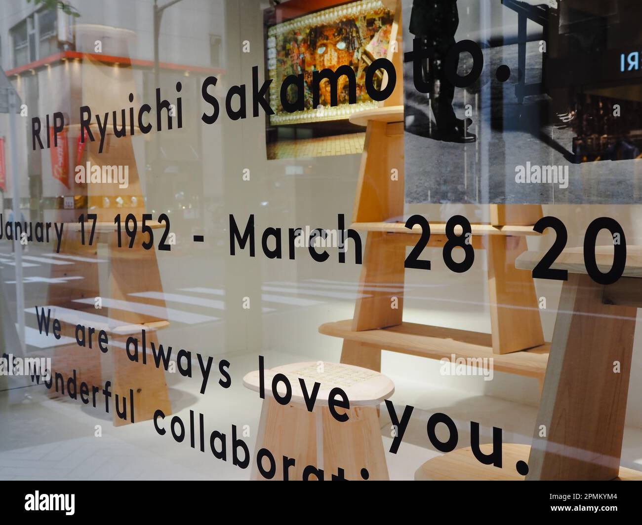 TOKIO, JAPAN - 13. April 2023: Details eines Barneys New Yorker Tribut an Ryuichi Sakamoto in der Filiale von Ginza. Stockfoto