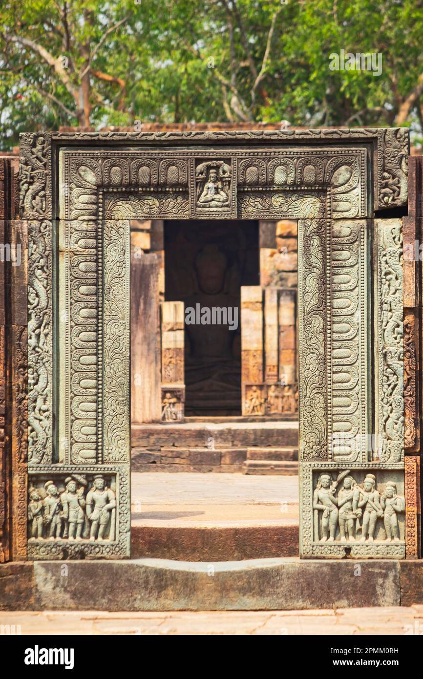 Schnitzerdetails am Haupteingang des Ratnagiri-Klosters, Odisha, Indien. Stockfoto