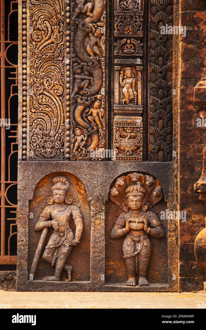 Schnitzerdetails am Eingang des Klosters Udayagiri, Odisha, Indien. Stockfoto