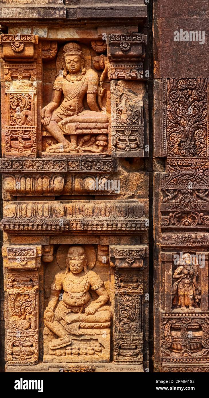 Pancika (Hindu Kubera), am Haupteingang des buddhistischen Klosters Ratnagiri, Odisha, Indien. Stockfoto