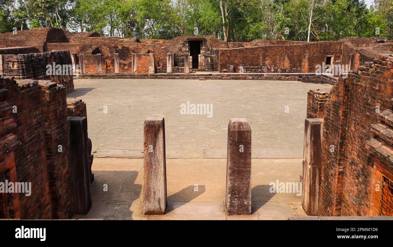 Ruinenblick auf das Kloster Nr. 2 des buddhistischen Klosters Ratnagiri, Odisha, Indien. Stockfoto