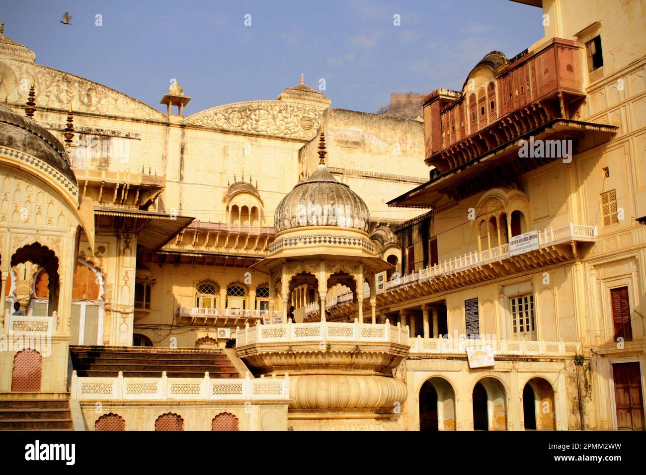 Der Stadtpalastkomplex Alwar, erbaut im 18. Jahrhundert, befindet sich in den Ausläufern von Aravalli, direkt unter Bala Quila Stockfoto