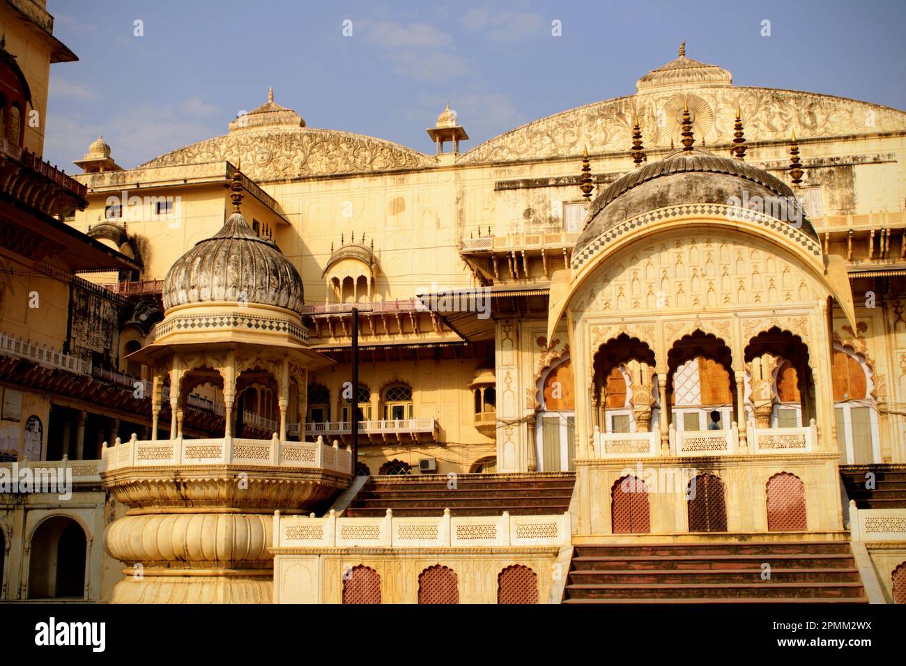 Der Stadtpalastkomplex Alwar, erbaut im 18. Jahrhundert, befindet sich in den Ausläufern von Aravalli, direkt unter Bala Quila Stockfoto